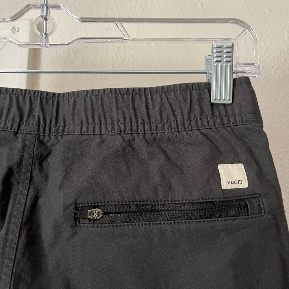 VUORI dark‎ grey athletic elastic drawstring waist slim leg cropped pants